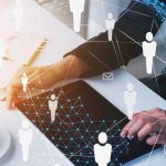 HR-Team arbeitet mit digitalen Tools im Büro