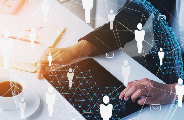 HR-Team arbeitet mit digitalen Tools im Büro