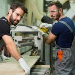 Mitarbeiter arbeiten gemeinsam in einem Produktionsumfeld im Rahmen der Arbeitnehmerüberlassung