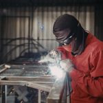Arbeiter sind in einem Metallwerk beschäftigt
