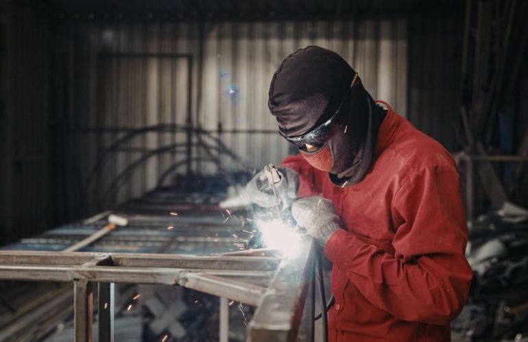 Arbeiter sind in einem Metallwerk beschäftigt
