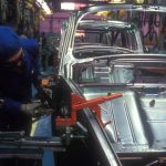 Arbeiter sind in einem Automobilwerk beschäftigt