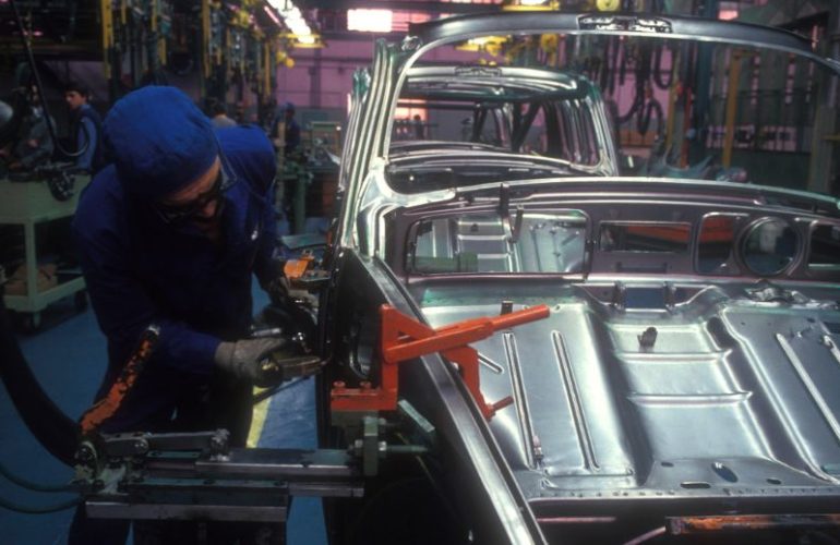 Arbeiter sind in einem Automobilwerk beschäftigt